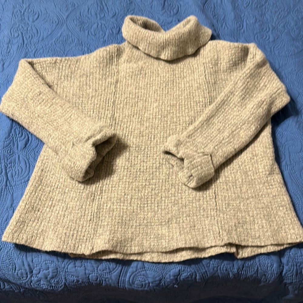 Free People sweater Size Medium.